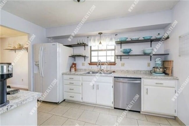 Building Photo - Gorgeous Blue Springs Home-Available in SEPTEMBER!!