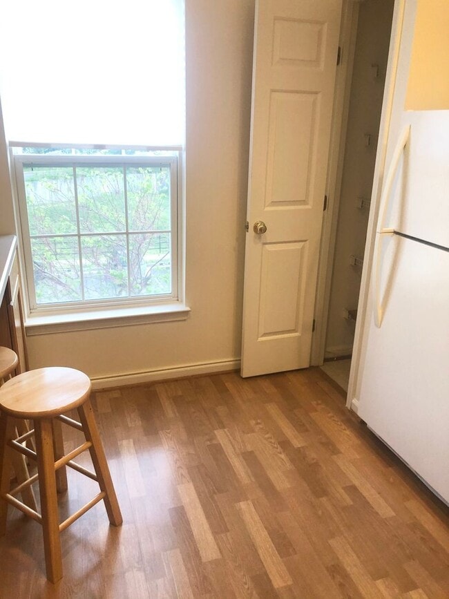 Building Photo - Bright Condo in Convenient Location