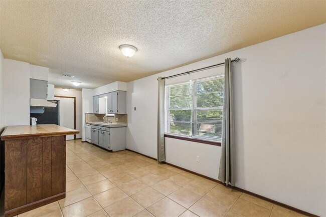 Building Photo - 3401 E Noble Dr