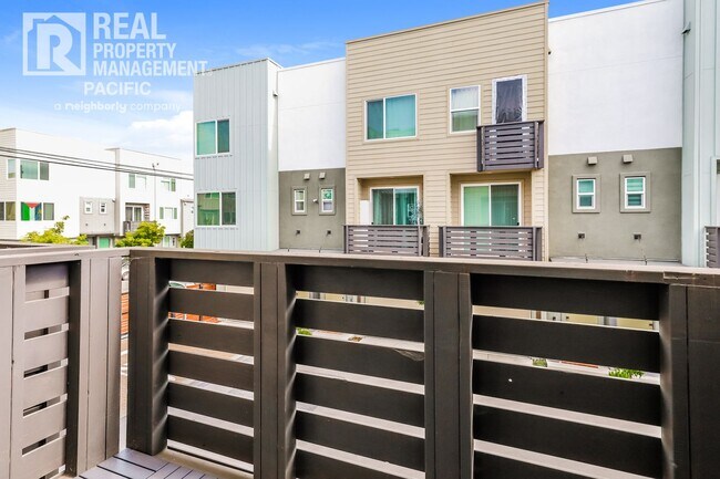 Building Photo - Modern Townhome in Gated West Oakland Comm...