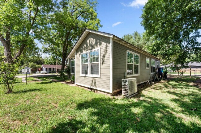 Building Photo - 1036 Jackson St