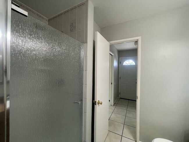 Building Photo - BEAUTIFULLY UPDATED 3 BEDROOM 2 BATH HOME ...