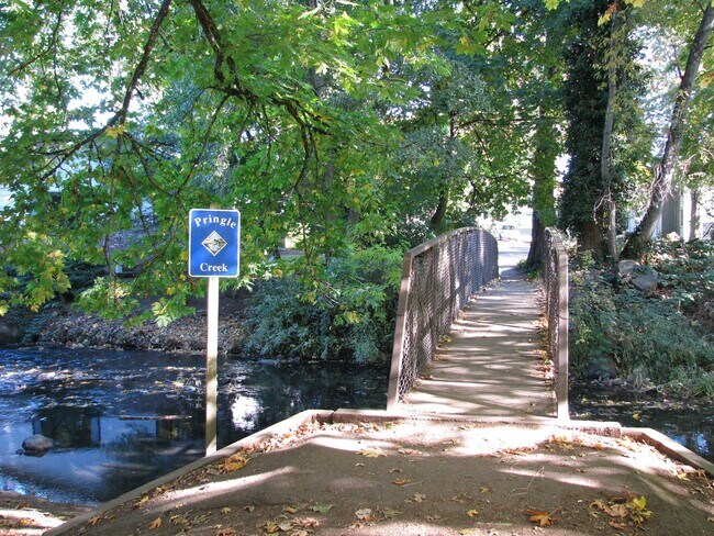 Building Photo - Two Bedroom Apartment Close to Willamette ...