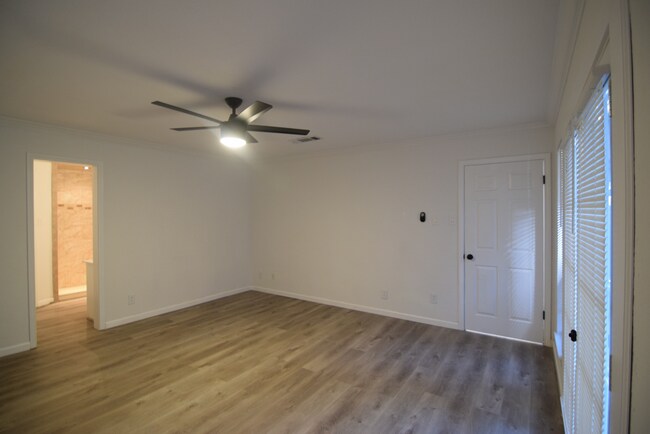 Building Photo - 820 Cedar Ridge Dr