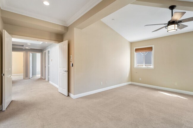 Building Photo - Spacious detached townhome available in So...
