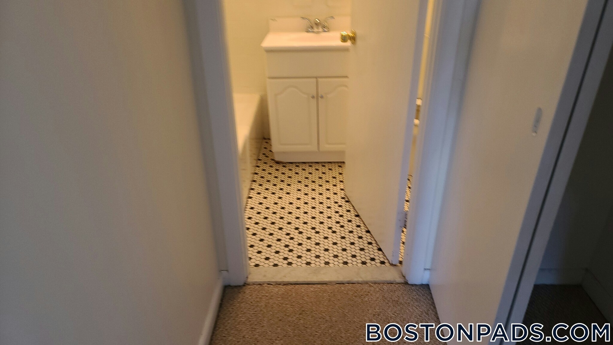 Building Photo - 24 Whites Ave