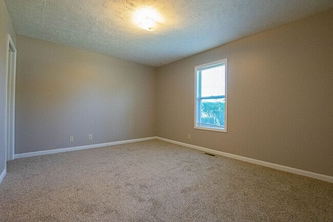 Building Photo - Three Bedroom on Tree Line Lot!