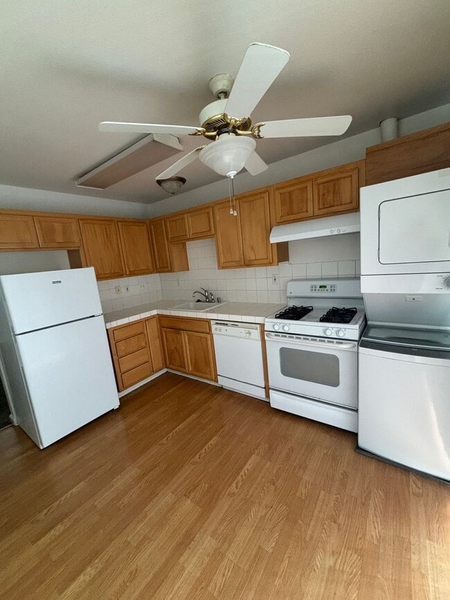 Building Photo - 2 Bedroom, 1 Bath Apartment in Gated Community Available Now!