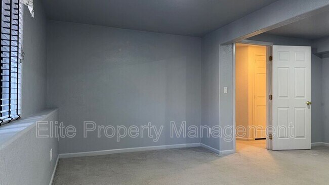 Building Photo - 629 W Kenosha Dr