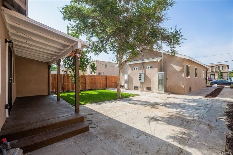 Building Photo - 712 W 54th St