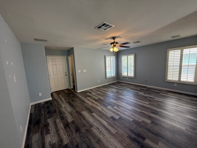 Building Photo - 684 Magrath St