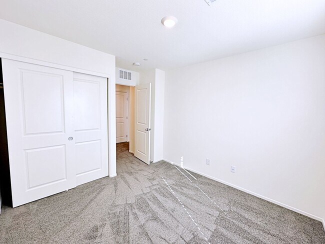 Building Photo - 1 MONTH FREE RENT* 3 BEDROOM TOWNHOUSE LOCATED IN INSPIRADA