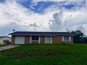 Building Photo - 4 Bedroom 1.5 Bathroom House For Rent