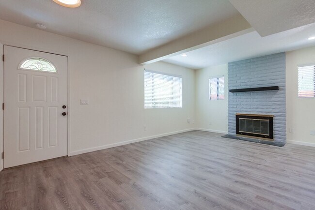 Building Photo - Downtown Vista Townhome, Available Now!