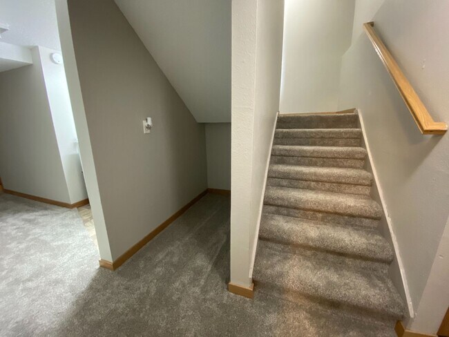 Building Photo - 4 Bedroom Townhome by Moorhead High School!