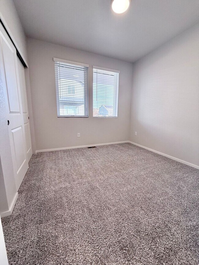 Building Photo - Modern 2-Bedroom Condo in Fort Collins - B...