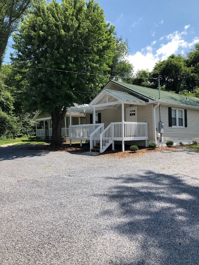 Building Photo - MOVE IN SPECIALS!! 3 Bedroom / 2 Bath Home on Lamont