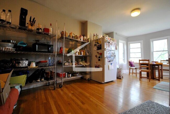 Building Photo - No Brokers Fee, Large 2 levels Unit on Washington Sq., Heat and Hot Water Included, Laundry on a ...