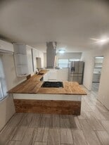 Building Photo - 908 Park Hill Dr