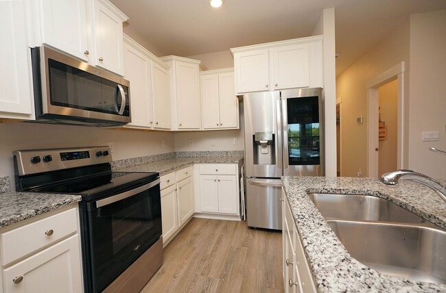 Building Photo - Spacious 5-Bedroom Home in Desirable Crest...