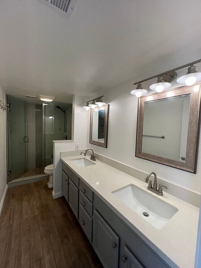 Building Photo - Tri-Level 2bed 2.5 bath Huntington  Beach Condo