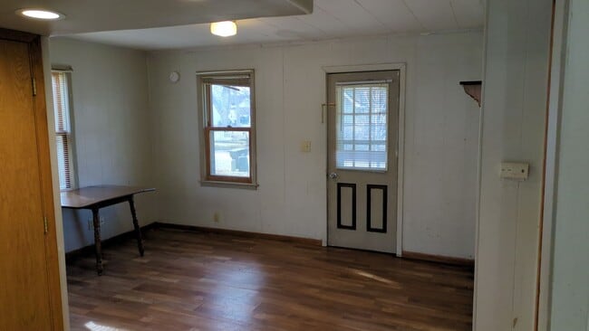 Building Photo - Cute 1 bed 1 bath house with large deck available now