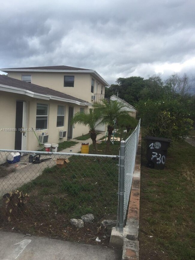 Building Photo - 726 21st St