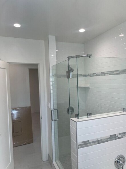 Building Photo - 1067 W 83rd St