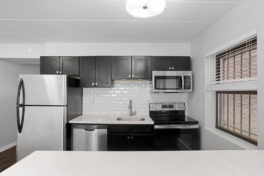 Building Photo - 6007 N Kenmore Ave