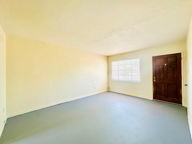 Building Photo - Spacious Private Yard with Washer/Dryer Ho...
