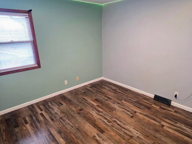 Building Photo - 320 34th St