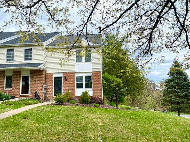 Building Photo - 202 Meadowview Dr
