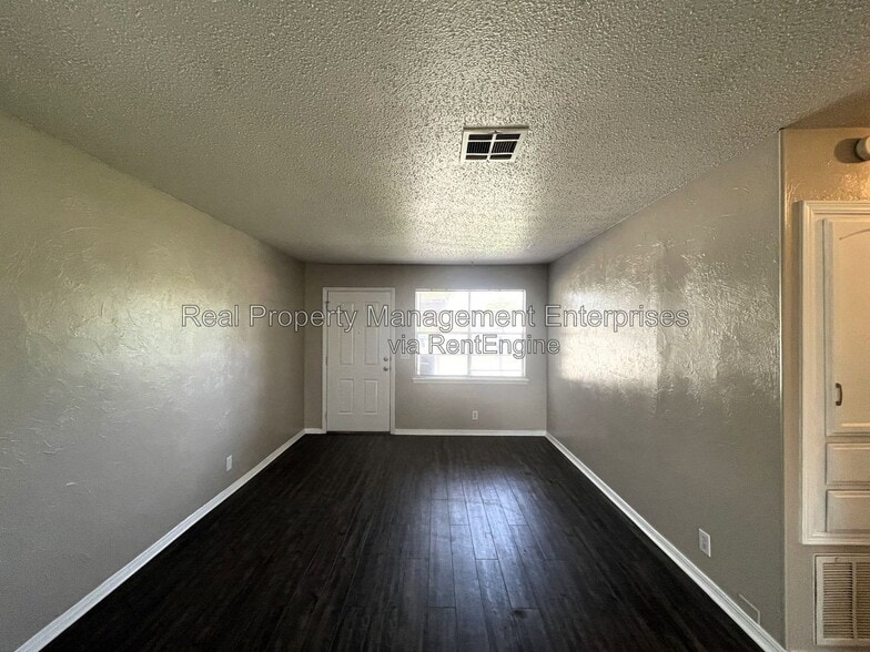 Building Photo - 609 S Meadow Ln