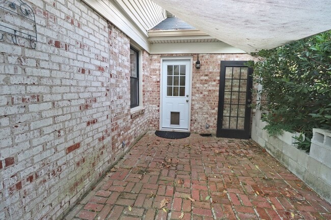 Building Photo - Updated 3 bedroom 2.5 bath home in Sherwood Forest