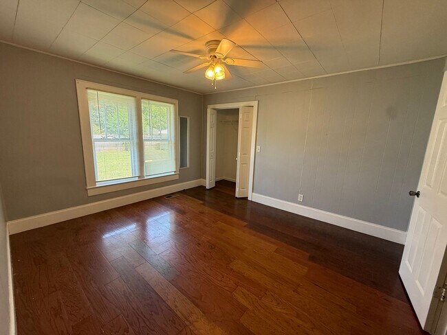 Building Photo - 1221 Wilson Ave SE