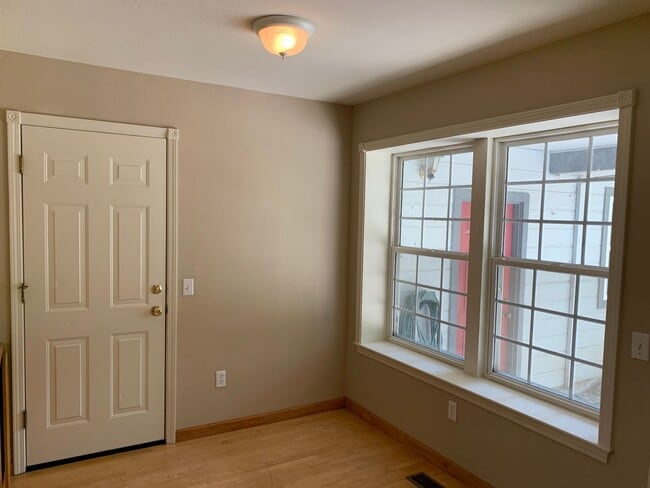 Building Photo - 4 Bedroom House with Great Floor Plan Clos...