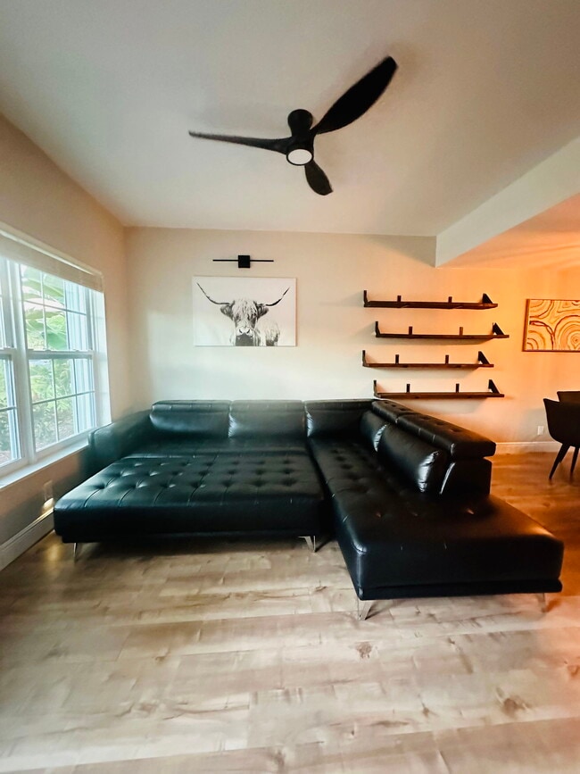 Building Photo - 7821 Sanibel Dr