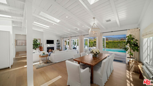 Building Photo - 6540 Dume Dr
