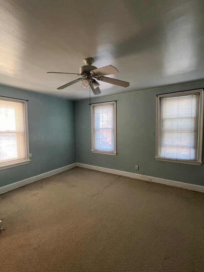 Building Photo - 216 Rochelle Ave