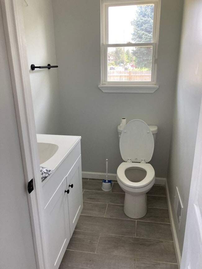 Building Photo - Fully renovated 3 bedroom, 2.5 bathroom en...