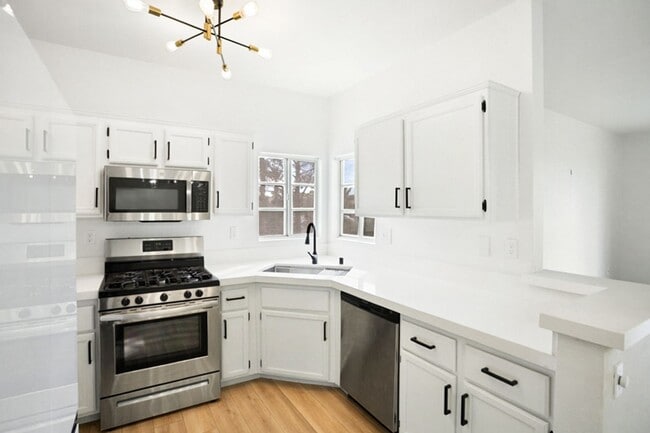 Building Photo - 3 Bed Condo In Gated West Side Community