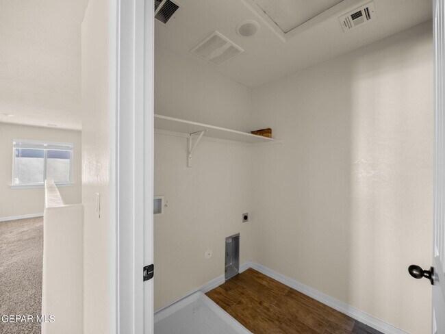 Building Photo - 561 Issa Circle