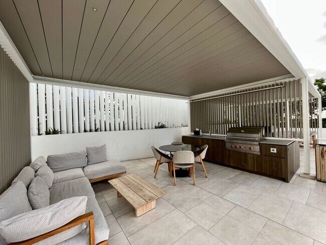 Building Photo - Koula: New 2 Bed, 2 Bath Condo with 1 Park...