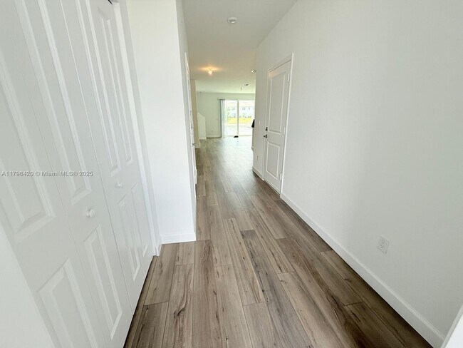 Building Photo - 524 Rivergrass St