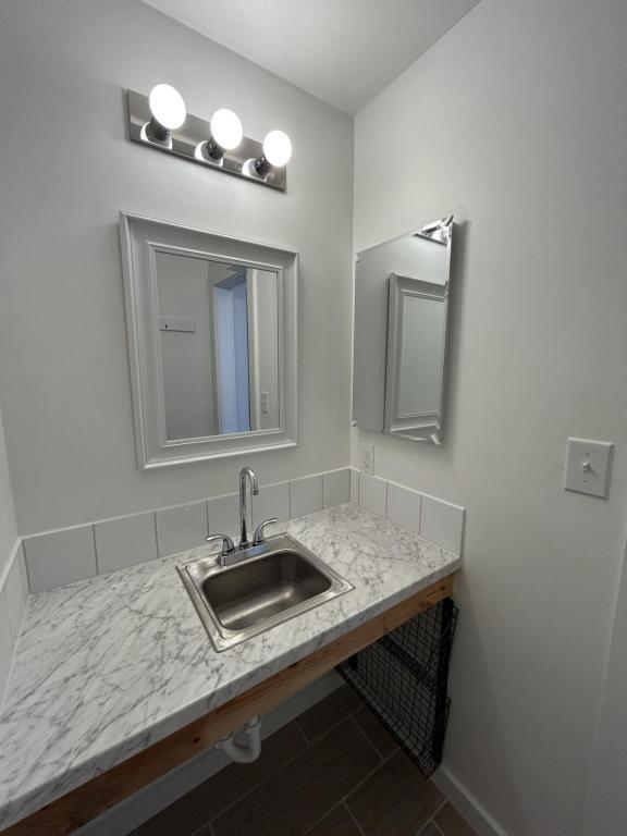 Building Photo - 1528 Avenue A