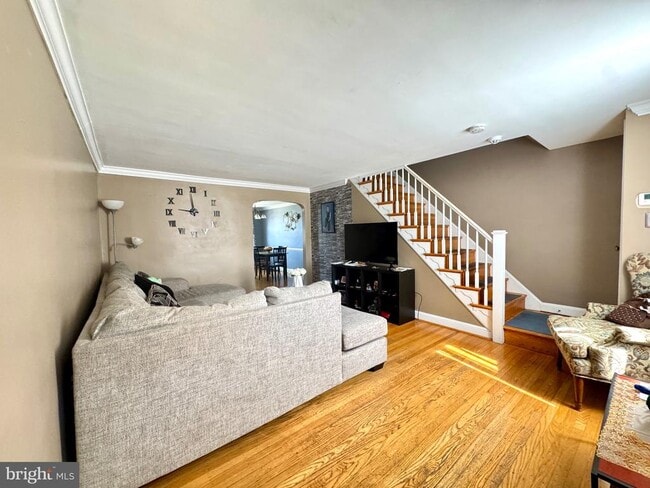 Building Photo - 827 Hampshire Rd