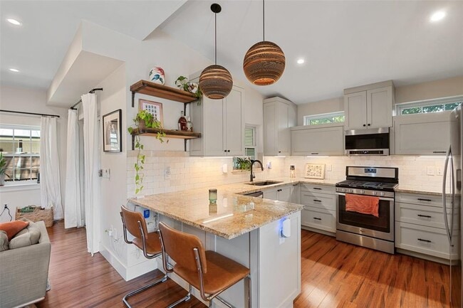 Building Photo - 2205 S L Davis Ave