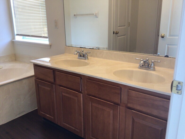 Building Photo - 11551 Oak Meadow Ln