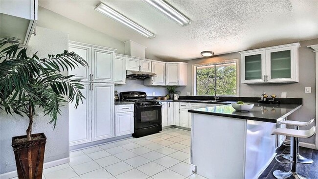 Building Photo - 1090 Walnut Woods Ct