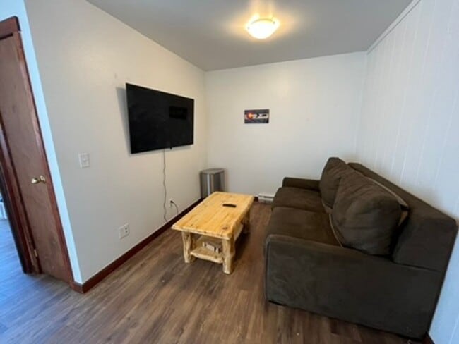 Building Photo - Winter Seasonal Lease! Sun filled, furnish...